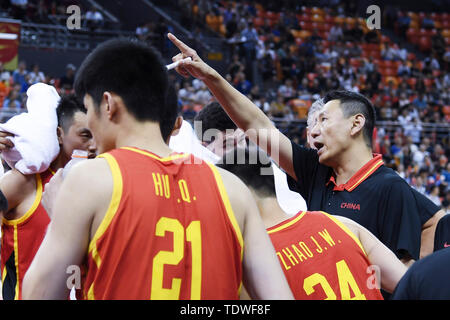 Qingdao, Cina Shandong. 19 giugno 2019. Head Coach della Cina Li Nan dà istruzioni durante la Sino-Australian di pallacanestro degli uomini di sfida tra Cina e Australia NBL team a Qingdao, Cina orientale della provincia di Shandong, 19 giugno 2019. Credito: Li Ziheng/Xinhua/Alamy Live News Foto Stock