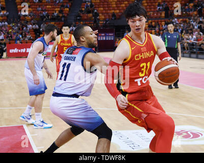 Qingdao, Cina Shandong. 19 giugno 2019. Wang Zhelin (R) della Cina il sistema VIES con Demetrio grongo di Australian NBL team durante la Sino-Australian di pallacanestro degli uomini di sfida a Qingdao, Cina orientale della provincia di Shandong, 19 giugno 2019. Credito: Li Ziheng/Xinhua/Alamy Live News Foto Stock