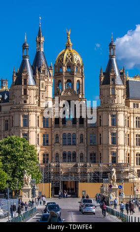 Schwerin, Germania. Il 12 maggio 2019. Il portale principale del Castello di Schwerin. Dal 1990, più di 120 milioni di euro sono stati investiti in la completa ristrutturazione del Castello di Schwerin. Uno dei più importanti edifici storicista in Europa centrale, che secondo la volontà del paese e della città è quella di essere parte del Patrimonio Culturale Mondiale dell Unesco nel futuro, era ancorata sull'isola del castello con cemento armato piloni. Credito: Jens Büttner/dpa-Zentralbild/ZB/dpa/Alamy Live News Foto Stock