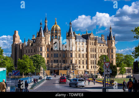 Schwerin, Germania. Il 12 maggio 2019. Il portale principale del Castello di Schwerin. Dal 1990, più di 120 milioni di euro sono stati investiti in la completa ristrutturazione del Castello di Schwerin. Uno dei più importanti edifici storicista in Europa centrale, che secondo la volontà del paese e della città è quella di essere parte del Patrimonio Culturale Mondiale dell Unesco nel futuro, era ancorata sull'isola del castello con cemento armato piloni. Credito: Jens Büttner/dpa-Zentralbild/ZB/dpa/Alamy Live News Foto Stock