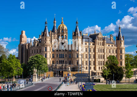 Schwerin, Germania. Il 12 maggio 2019. Il portale principale del Castello di Schwerin. Dal 1990, più di 120 milioni di euro sono stati investiti in la completa ristrutturazione del Castello di Schwerin. Uno dei più importanti edifici storicista in Europa centrale, che secondo la volontà del paese e della città è quella di essere parte del Patrimonio Culturale Mondiale dell Unesco nel futuro, era ancorata sull'isola del castello con cemento armato piloni. Credito: Jens Büttner/dpa-Zentralbild/ZB/dpa/Alamy Live News Foto Stock