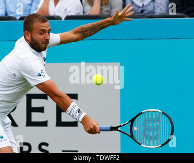 Londra, Regno Unito. 19 giugno 2019. Londra, Inghilterra - 19 giugno: Daniel Evans (GBR) contro Stan Wawrinka (SWI) durante il giorno 3 dell'Fever-Tree campionati a Queens Club a giugno 19, 2018 a Londra, Regno Unito. Credit: Azione Foto Sport/Alamy Live News Foto Stock