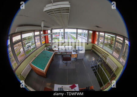 Il 31 maggio 2019, Sassonia-Anhalt, Marienborn: una stazione di lavoro per la sorveglianza del controllo di frontiera post su di una torre di avvistamento a oggi la Federal Highway 2 tra Marinern (Sassonia-Anhalt) e Helmstedt (Bassa Sassonia) è oggi parte del memorial Deutsche Teilung Marienborn. L'ex valico di frontiera è stato il più grande e il più importante punto di controllo al confine tedesco-tedesco ed è stato utilizzato principalmente per il traffico di transito a Berlino Ovest. Aperto nel 1974 e di 10,000 metri quadrati, la coperta di checkpoint del primo carrello, auto, doganali e veterinarie i punti di controllo sono ora parte del sito memoriale. Foto Stock