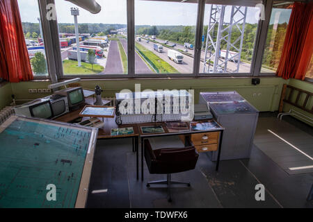 Il 31 maggio 2019, Sassonia-Anhalt, Marienborn: una stazione di lavoro per la sorveglianza del controllo di frontiera post su di una torre di avvistamento a oggi la Federal Highway 2 tra Marinern (Sassonia-Anhalt) e Helmstedt (Bassa Sassonia) è oggi parte del memorial Deutsche Teilung Marienborn. L'ex valico di frontiera è stato il più grande e il più importante punto di controllo al confine tedesco-tedesco ed è stato utilizzato principalmente per il traffico di transito a Berlino Ovest. Aperto nel 1974 e di 10,000 metri quadrati, la coperta di checkpoint del primo carrello, auto, doganali e veterinarie i punti di controllo sono ora parte del sito memoriale. Foto Stock