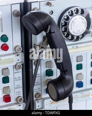 Il 31 maggio 2019, Sassonia-Anhalt, Marienborn: una stazione di lavoro per la sorveglianza del controllo di frontiera post su di una torre di avvistamento a oggi la Federal Highway 2 tra Marinern (Sassonia-Anhalt) e Helmstedt (Bassa Sassonia) è oggi parte del memorial Deutsche Teilung Marienborn. L'ex valico di frontiera è stato il più grande e il più importante punto di controllo al confine tedesco-tedesco ed è stato utilizzato principalmente per il traffico di transito a Berlino Ovest. Aperto nel 1974 e di 10,000 metri quadrati, la coperta di checkpoint del primo carrello, auto, doganali e veterinarie i punti di controllo sono ora parte del sito memoriale. Foto Stock