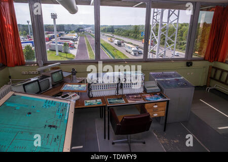 Il 31 maggio 2019, Sassonia-Anhalt, Marienborn: una stazione di lavoro per la sorveglianza del controllo di frontiera post su di una torre di avvistamento a oggi la Federal Highway 2 tra Marinern (Sassonia-Anhalt) e Helmstedt (Bassa Sassonia) è oggi parte del memorial Deutsche Teilung Marienborn. L'ex valico di frontiera è stato il più grande e il più importante punto di controllo al confine tedesco-tedesco ed è stato utilizzato principalmente per il traffico di transito a Berlino Ovest. Aperto nel 1974 e di 10,000 metri quadrati, la coperta di checkpoint del primo carrello, auto, doganali e veterinarie i punti di controllo sono ora parte del sito memoriale. Foto Stock