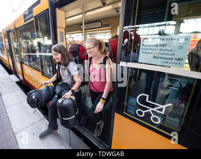 Dortmund, Germania. 19 giugno 2019. Gli studenti protestanti da Karlsruhe scendere un treno speciale dopo un viaggio speciale del Albtal-Verkehrsgesellschaft per andare alla trentasettesima Chiesa protestante di Germania congresso. Le sei ore di viaggio speciale è stata possibile solo perché il tipo di treno è in grado di eseguire anche sui normali binari ferroviari. Credito: Bernd Thissen/dpa/Alamy Live News Foto Stock