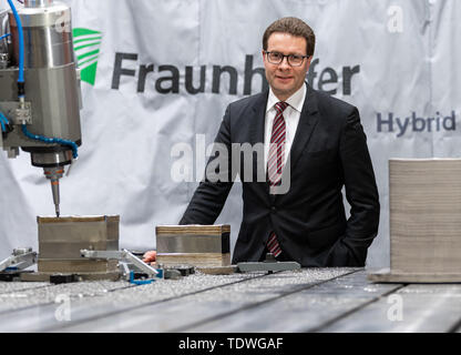 Dresden, Germania. 03 apr, 2019. Christoph Leyens, direttore del Fraunhofer IWS Dresden si trova nella produzione additiva Center Dresden (AMCD). Credito: Robert Michael/dpa-Zentralbild/ZB/dpa/Alamy Live News Foto Stock