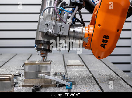 Dresden, Germania. 03 apr, 2019. Un robot di fresatura nella produzione additiva Center Dresden (AMCD) dell'Istituto Fraunhofer per i materiali e la tecnologia del fascio IWS utilizza la stampa 3D per l'elaborazione di una sezione di un banco ottico, che è quello di essere utilizzato su una missione ESA nello spazio nel 2028. Credito: Robert Michael/dpa-Zentralbild/ZB/dpa/Alamy Live News Foto Stock