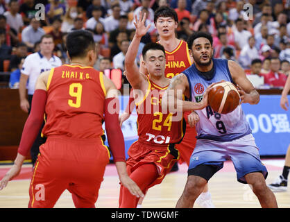 Qingdao, Cina Shandong. 19 giugno 2019. Corey Webster (R) di Australian NBL vies per la sfera durante l'Sino-Australian di pallacanestro degli uomini di sfida tra Cina e Australia NBL team a Qingdao, Cina orientale della provincia di Shandong, 19 giugno 2019. Credito: Li Ziheng/Xinhua/Alamy Live News Foto Stock