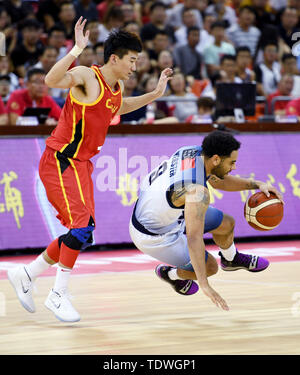 Qingdao, Cina Shandong. 19 giugno 2019. Corey Webster (R) di Australian NBL perde l'equilibrio durante la Sino-Australian di pallacanestro degli uomini di sfida tra Cina e Australia NBL team a Qingdao, Cina orientale della provincia di Shandong, 19 giugno 2019. Credito: Li Ziheng/Xinhua/Alamy Live News Foto Stock