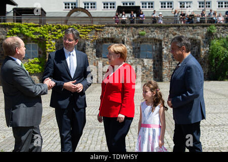 19 giugno 2019, Bassa Sassonia, Goslar: Cancelliere federale Angela Merkel (CDU) stand con Gerhard Lenz (l), Direttore della Miniera di Rammelsberg, Oliver indesiderata (CDU, la seconda da sinistra), il Sindaco della città di Goslar, Sigmar GABRIEL (SPD), cittadino onorario della città di Goslar ed ex Ministro degli esteri e presidente del DOCUP, e sua figlia Maria di fronte al museo di edifici nel cortile del museo di Rammelsberg miniera, un sito Patrimonio Mondiale dell'UNESCO. Il cancelliere la visita si concentra su un dibattito con gli alunni e le visite al museo di Rammelsberg miniera, che fa parte del Patrimonio Mondiale Herita Foto Stock