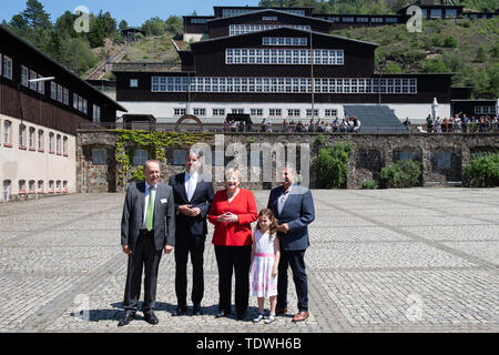 19 giugno 2019, Bassa Sassonia, Goslar: Cancelliere federale Angela Merkel (CDU) stand con Gerhard Lenz (l), Direttore della Miniera di Rammelsberg, Oliver indesiderata (CDU, la seconda da sinistra), il Sindaco della città di Goslar, Sigmar GABRIEL (SPD), cittadino onorario della città di Goslar ed ex Ministro degli esteri e presidente del DOCUP, e sua figlia Maria di fronte al museo di edifici nel cortile del museo di Rammelsberg miniera, un sito Patrimonio Mondiale dell'UNESCO. Il cancelliere la visita si concentra su un dibattito con gli alunni e le visite al museo di Rammelsberg miniera, che fa parte del Patrimonio Mondiale Herita Foto Stock