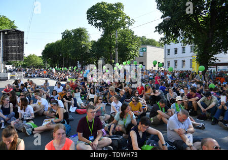 Dortmund, Germania. 19 giugno 2019. I credenti sono seduti sulla strada all'evento di apertura della chiesa protestante di Germania congresso. La trentasettesima Kirchentag protestante ha luogo dal 19 al 23 giugno. Credito: Bernd Thissen/dpa/Alamy Live News Foto Stock