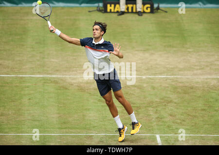 Halle, Germania. 19 giugno 2019. Tennis: Atp Tour individuale, uomini, Round di 16, Stachowski (Ucraina) - Herbert (Francia). Pierre-Hugues Herbert colpisce una palla. Credito: Friso Gentsch/dpa/Alamy Live News Foto Stock