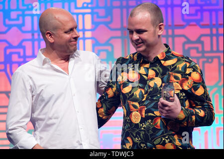 Colonia, Germania. 19 giugno 2019. Laudator Ralph Ruthe (l) e disegnatore Tobias Vogel (r) sarà di scena a Grimme Online Awards con il premio nella categoria "Cultura e Intrattenimento' per 'Guerra e Venerdi'. Credito: Henning Kaiser/dpa/Alamy Live News Foto Stock