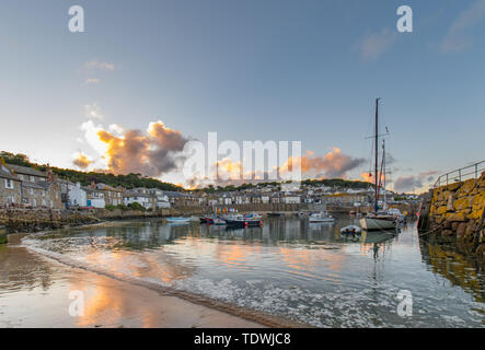 Mousehole, Cornwall, Regno Unito. Il 19 giugno 2019. Regno Unito Meteo. Dopo giorni di cielo grigio e la pioggia, il sole finalmente restituito alla Cornovaglia questo pomeriggio e la sera con una multa per terminare la giornata al Porto Mousehole. Simon credito Maycock / Alamy Live news. Foto Stock