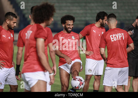 Il Cairo, Egitto. 19 giugno 2019. Dell'egitto Mohamed Salah (C) prende parte a una sessione di formazione per l'Egitto National Soccer team a Il Cairo Accademia Militare Stadium davanti a venerdì·s 2019 Africa Coppa delle Nazioni di gruppo di apertura di una partita di calcio tra Egitto e Zimbabwe. Credito: Sameh Abo Hassan/dpa/Alamy Live News Foto Stock