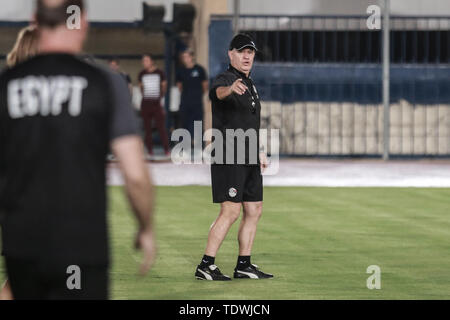 Il Cairo, Egitto. 19 giugno 2019. In Egitto il manager di Javier Aguirre conduce una sessione di formazione per l'Egitto National Soccer team a Il Cairo Accademia Militare Stadium davanti a venerdì·s 2019 Africa Coppa delle Nazioni di gruppo di apertura di una partita di calcio tra Egitto e Zimbabwe. Credito: Sameh Abo Hassan/dpa/Alamy Live News Foto Stock