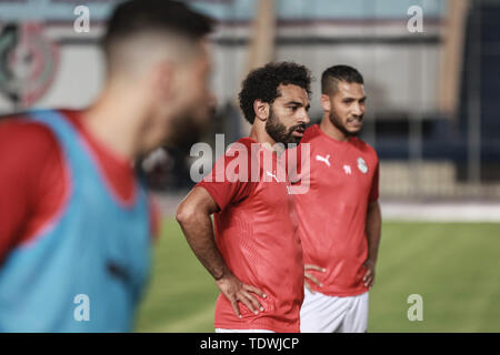 Il Cairo, Egitto. 19 giugno 2019. Dell'egitto Mohamed Salah (C) prende parte a una sessione di formazione per l'Egitto National Soccer team a Il Cairo Accademia Militare Stadium davanti a venerdì·s 2019 Africa Coppa delle Nazioni di gruppo di apertura di una partita di calcio tra Egitto e Zimbabwe. Credito: Sameh Abo Hassan/dpa/Alamy Live News Foto Stock