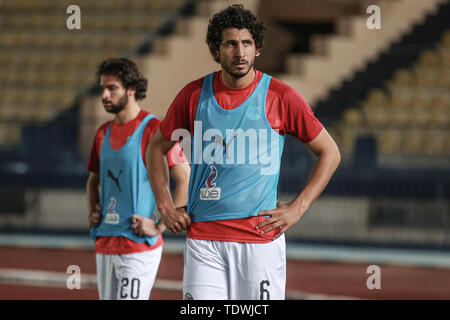 Il Cairo, Egitto. 19 giugno 2019. Dell'egitto Ahmed Hegazi prende parte a una sessione di formazione per l'Egitto National Soccer team a Il Cairo Accademia Militare Stadium davanti a venerdì·s 2019 Africa Coppa delle Nazioni di gruppo di apertura di una partita di calcio tra Egitto e Zimbabwe. Credito: Sameh Abo Hassan/dpa/Alamy Live News Foto Stock