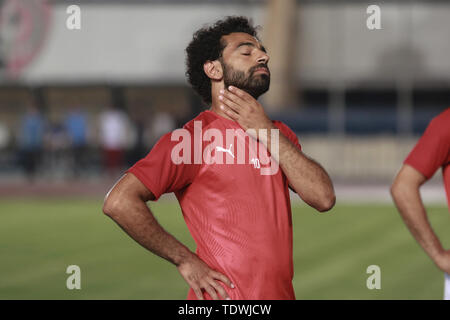 Il Cairo, Egitto. 19 giugno 2019. Dell'egitto Mohamed Salah prende parte a una sessione di formazione per l'Egitto National Soccer team a Il Cairo Accademia Militare Stadium davanti a venerdì·s 2019 Africa Coppa delle Nazioni di gruppo di apertura di una partita di calcio tra Egitto e Zimbabwe. Credito: Sameh Abo Hassan/dpa/Alamy Live News Foto Stock