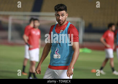 Il Cairo, Egitto. 19 giugno 2019. Dell'egitto Mahmoud Hassan 'Trezeguet' prende parte a una sessione di formazione per l'Egitto National Soccer team a Il Cairo Accademia Militare Stadium davanti a venerdì·s 2019 Africa Coppa delle Nazioni di gruppo di apertura di una partita di calcio tra Egitto e Zimbabwe. Credito: Sameh Abo Hassan/dpa/Alamy Live News Foto Stock