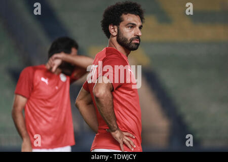 Il Cairo, Egitto. 19 giugno 2019. Dell'egitto Mohamed Salah prende parte a una sessione di formazione per l'Egitto National Soccer team a Il Cairo Accademia Militare Stadium davanti a venerdì·s 2019 Africa Coppa delle Nazioni di gruppo di apertura di una partita di calcio tra Egitto e Zimbabwe. Credito: Sameh Abo Hassan/dpa/Alamy Live News Foto Stock