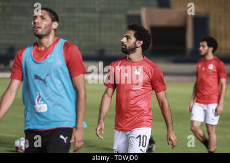 Il Cairo, Egitto. 19 giugno 2019. Dell'egitto Mohamed Elneny (L) e il compagno di squadra Mohamed Salah prendere parte a una sessione di formazione per l'Egitto National Soccer team a Il Cairo Accademia Militare Stadium davanti a venerdì·s 2019 Africa Coppa delle Nazioni di gruppo di apertura di una partita di calcio tra Egitto e Zimbabwe. Credito: Sameh Abo Hassan/dpa/Alamy Live News Foto Stock