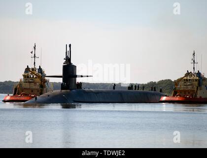 Kings Bay, Stati Uniti. Il 18 giugno, 2019. Gli Stati Uniti Navy Ohio-classe-balistico missile submarine USS Rhode Island ritorna a homeport a Naval base sottomarina Kings Bay Marzo 18, 2019 in Kings Bay Georgia. Credito: Planetpix/Alamy Live News Foto Stock