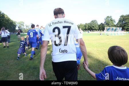 Dulmen, Deutschland. 19 giugno 2019. firo Calcio: Calcio: 19.06.2019 3.Bundesliga: 2019/2020 SC Preussen, la Prussia, SCP, Munster. Muenster - città Dulmen selezione Lucas Cueto, invasione | Utilizzo di credito in tutto il mondo: dpa/Alamy Live News Foto Stock