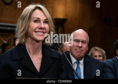 Washington, Stati Uniti d'America. 19 giugno 2019. Kelly Craft, Ambasciatore degli Stati Uniti in Canada, sorrisi durante la sua audizione di conferma di essere l'Ambasciatore degli Stati Uniti alle Nazioni Unite al Senato Comitato delle Relazioni Estere al Campidoglio di Washington il 19 giugno. 2019. Credito: Alex Edelman/CNP/dpa/Alamy Live News Foto Stock