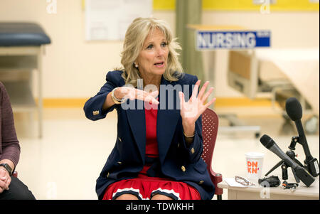 Portsmouth, New Hampshire, Stati Uniti d'America. 19 giugno 2019. Dott.ssa JILL BIDEN assiste un tour e la sessione di ascolto presso la Baia Grande Community College. Credito: Brian Cahn/ZUMA filo/Alamy Live News Foto Stock