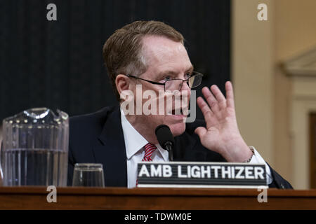 Washington, Distretto di Columbia, Stati Uniti d'America. 19 giugno 2019. Ambasciatore Robert Lighthizer, Rappresentante commerciale degli Stati Uniti testimonia la Camera dei rappresentanti degli Stati Uniti comitato sui modi e sui mezzi durante un udienza del 2019 la politica commerciale sul colle del Campidoglio di Washington il 19 giugno 2019. Credito: Alex Edelman/CNP Credito: Alex Edelman/CNP/ZUMA filo/Alamy Live News Foto Stock