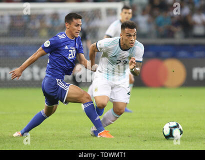 Belo Horizonte, Brasile. 19 giugno 2019. 19 giugno 2019, Mineir&#xe3;o, Belo Horizonte, Minas Gerais, Brasile; Copa America Calcio, Argentina contro il Paraguay; Lautaro Mart&#sso;nez di Argentina e Matias Rojas del Paraguay Credit: Azione Plus immagini di sport/Alamy Live News Foto Stock