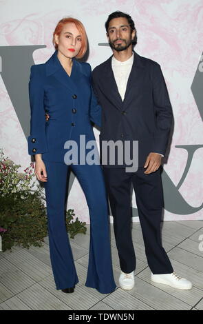 Londra, Regno Unito. 19 giugno 2019. Noomi rapace e Riz Ahmed presso il Victoria and Albert Museum Summer Party - in collaborazione con Dior - presso la John Madejski Garden e il Victoria and Albert Museum, Kensington Credito: SOPA Immagini limitata/Alamy Live News Foto Stock