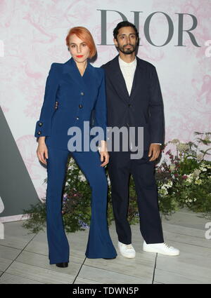 Londra, Regno Unito. 19 giugno 2019. Noomi rapace e Riz Ahmed presso il Victoria and Albert Museum Summer Party - in collaborazione con Dior - presso la John Madejski Garden e il Victoria and Albert Museum, Kensington Credito: SOPA Immagini limitata/Alamy Live News Foto Stock