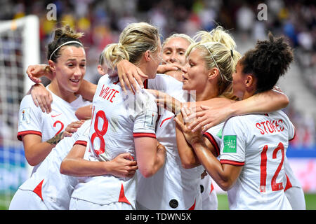 Nizza. 19 giugno 2019. I giocatori di Inghilterra celebrare durante il gruppo D match tra Giappone e Inghilterra al 2019 FIFA Coppa del Mondo Femminile a Nizza, in Francia il 19 giugno 2019. Credito: Chen Yichen/Xinhua/Alamy Live News Foto Stock