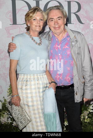 Londra, Regno Unito. 19 giugno 2019. Sir Andrew Lloyd Webber e la moglie signora Madelaine presso il Victoria and Albert Museum Summer Party - in collaborazione con Dior - presso la John Madejski Garden e il Victoria and Albert Museum, Kensington Credito: SOPA Immagini limitata/Alamy Live News Foto Stock