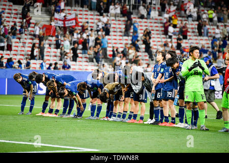 Nizza. 19 giugno 2019. I giocatori del Giappone salutare gli spettatori dopo il gruppo D match tra Giappone e Inghilterra al 2019 FIFA Coppa del Mondo Femminile a Nizza, in Francia il 19 giugno 2019. Credito: Chen Yichen/Xinhua/Alamy Live News Foto Stock