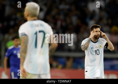 Belo Horizonte, Brasile. 19 giugno 2019. Lionel Messi (R) dell'Argentina reagisce durante la Copa America 2019 partita di calcio tra Argentina e Paraguay al Mineirao Stadium di Belo Horizonte, Brasile, 19 giugno 2019. Credito: Lucio Tavora/Xinhua/Alamy Live News Foto Stock