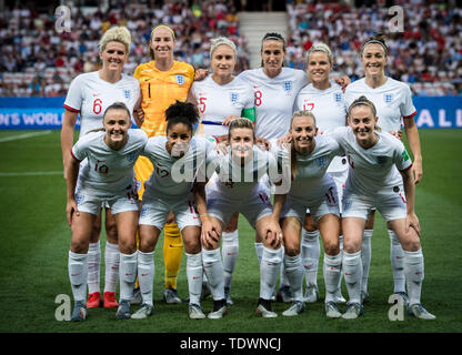 Nizza. 19 giugno 2019. I giocatori di Inghilterra posa per foto prima che il gruppo D match tra Giappone e Inghilterra al 2019 FIFA Coppa del Mondo Femminile a Nizza, in Francia il 19 giugno 2019. Credito: Xiao Yijiu/Xinhua/Alamy Live News Foto Stock