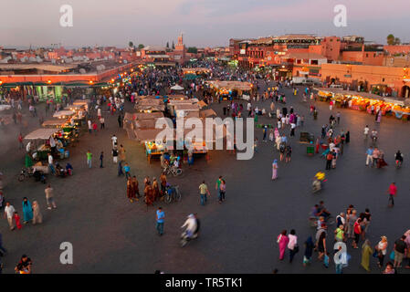 Piazza Mercato e Piazza Jemaa El Fnaa, Marocco Marrakech Foto Stock