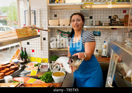 Fishwife con pesce nelle mani al mercato di Blankenese, Germania, Hamburg-Blankenese Foto Stock