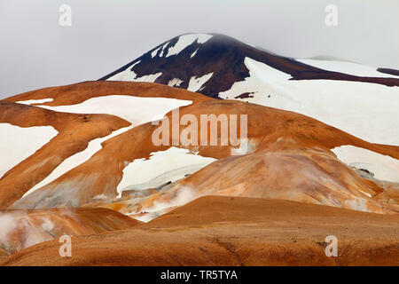 Hveradalir area geotermale con riolite montagne e campi di neve, Islanda, Kerlingarfjoell Foto Stock