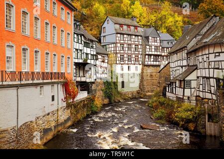 In legno case in fiume Rur in Monschau, in Germania, in Renania settentrionale-Vestfalia, Monschau Foto Stock