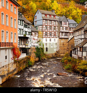 In legno case in fiume Rur in Monschau, in Germania, in Renania settentrionale-Vestfalia, Monschau Foto Stock