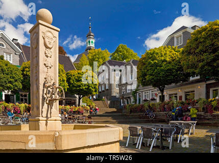 Graefrath fontana nel centro storico, coffee house e minster in background, in Germania, in Renania settentrionale-Vestfalia, Bergisches Land, Solingen Foto Stock