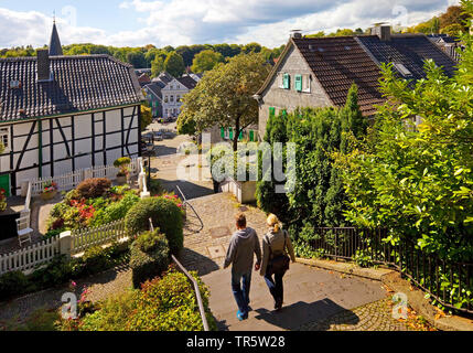 Vista dalla chiesa le scale che portano al centro storico della città di Graefrath, in Germania, in Renania settentrionale-Vestfalia, Bergisches Land, Solingen Foto Stock