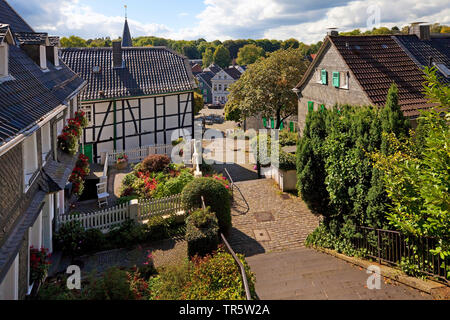 Vista dalla chiesa le scale che portano al centro storico della città di Graefrath, in Germania, in Renania settentrionale-Vestfalia, Bergisches Land, Solingen Foto Stock